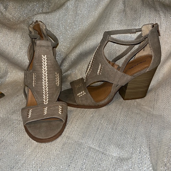 Maurice’s elsy strappy sandal with arrow embroidery and block heel - Picture 1 of 12